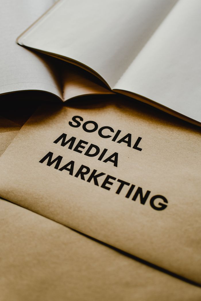 Gros plan sur des enveloppes brunes avec le texte Social Media Marketing, idéal pour les univers de startup.