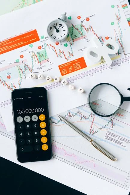 Gros plan sur un appareil photo posé sur du papier brun avec le texte Social Media Marketing, mettant en avant les thèmes du marketing digital.